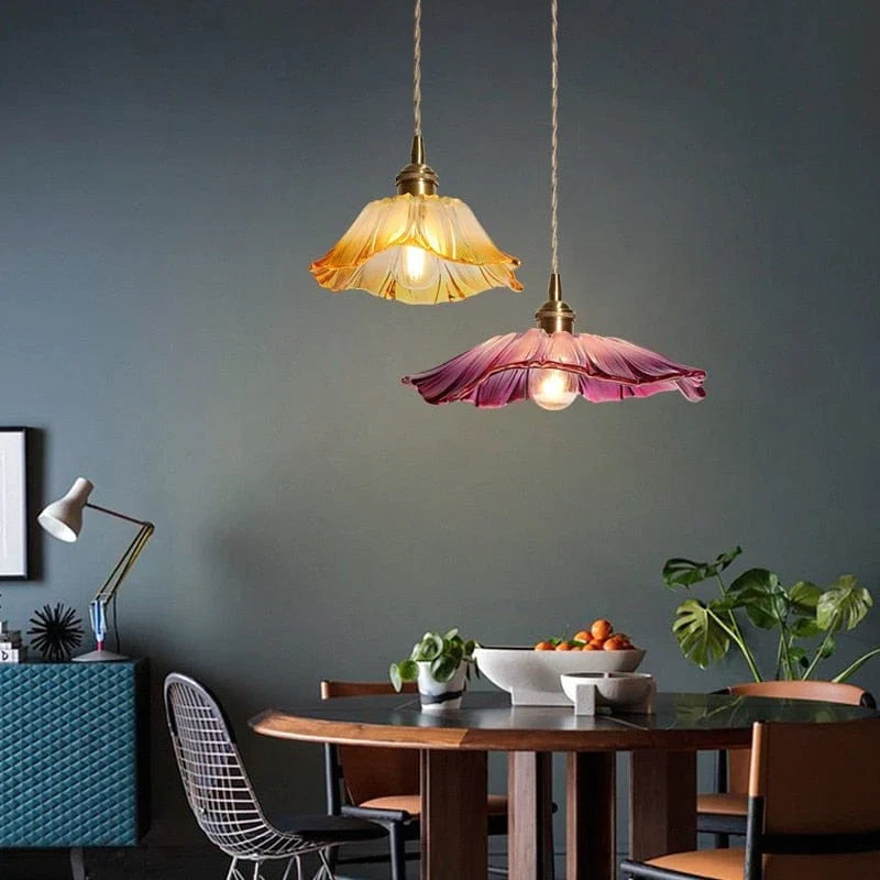 Innendørs belysning: en unik lotusglasslampe som gir et mykt og innbydende stemningslys.