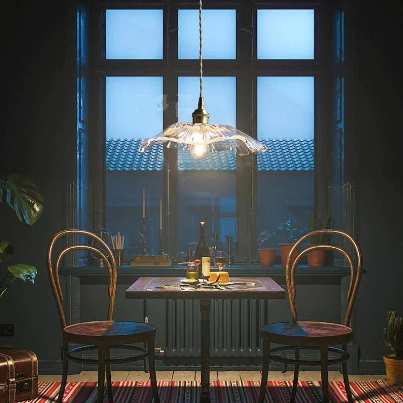 Retro glasslampe formet som lotusblomst, gir stemningsfull belysning til moderne eller klassisk interiør.