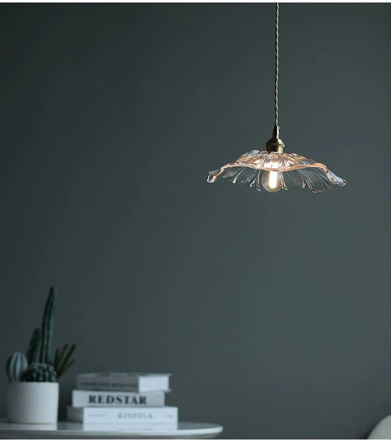 Dekorativ lotuslampe i glass, perfekt som designerlampe og stemningslys i stuen.