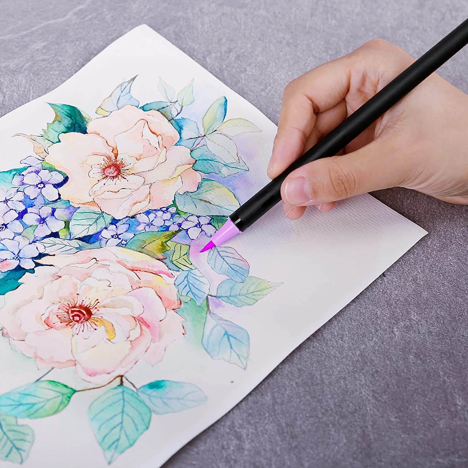 Levende vannfargeblyantsett for kunst og tegning. Lag vakre akvarellmalerier og effekter. Kreativ hobby for voksne.