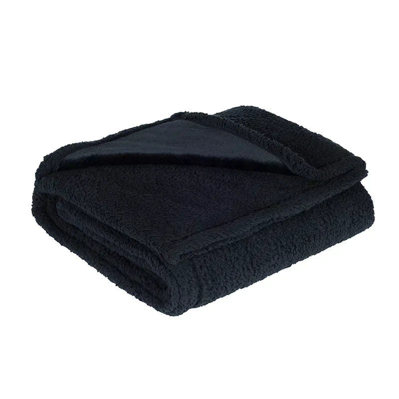 Elegant sengeteppe i polyester for par. Vanntett beskyttelse som bevarer sengens renhet og stil.