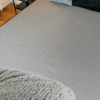 Detaljbilde av vanntett koseteppe, viser den myke overflaten og beskyttende funksjon. Ideelt for sengen.