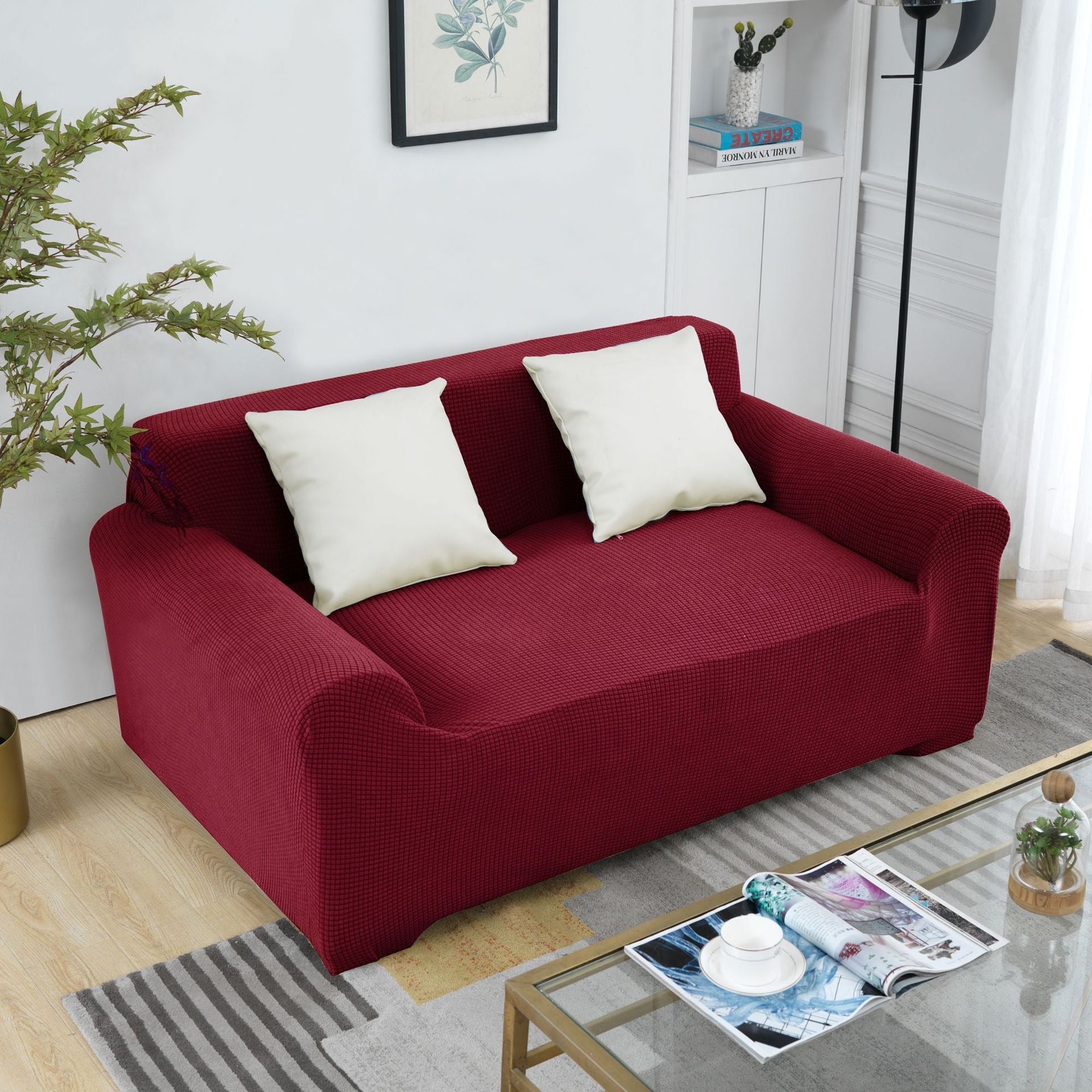 Kjæledyrvennlig, elastisk sofatrekk i beige som effektivt beskytter sofaen mot pels og klør. Flekkbestandig sofabeskytter.