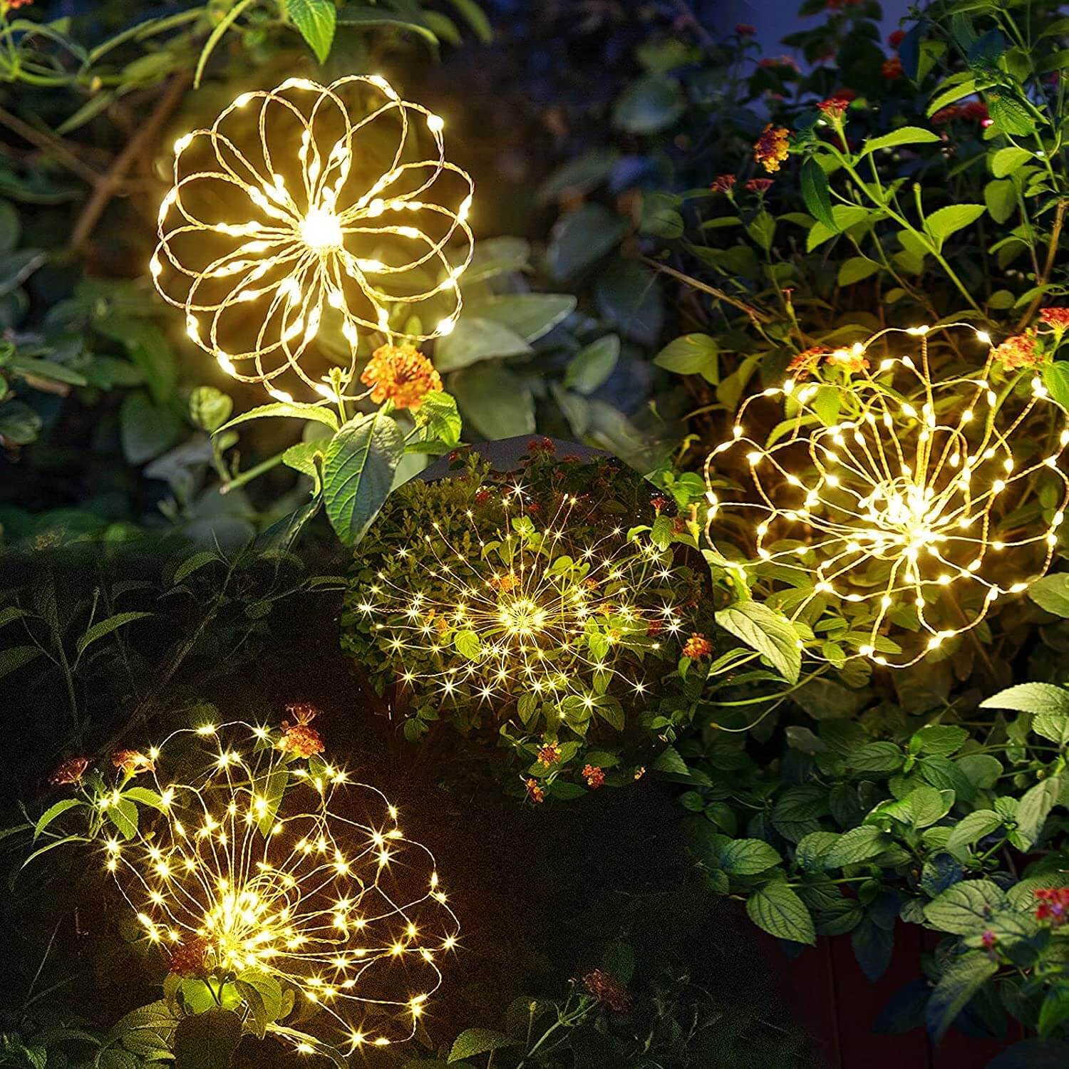 Detaljert bilde av glødende fyrverkeri-effekt fra en LED-solcellelampe om kvelden.