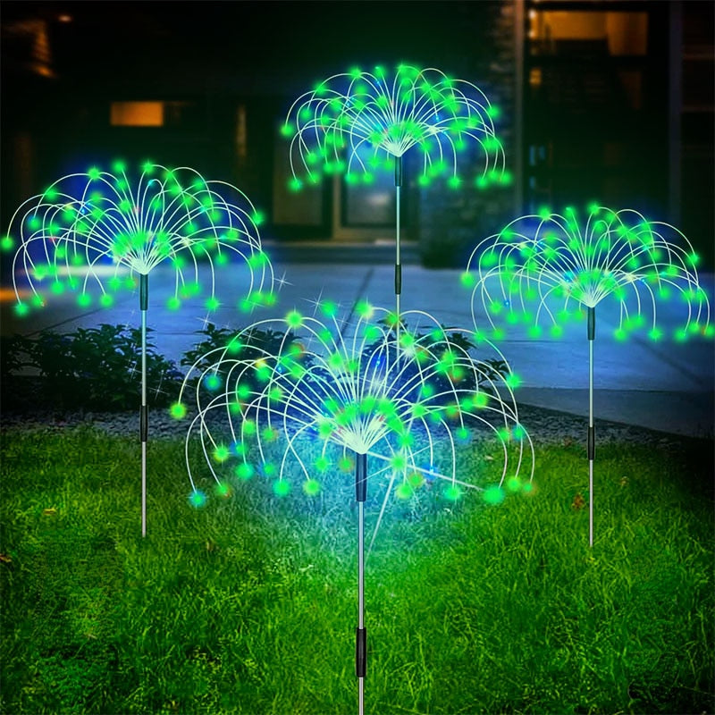 Varmhvit fyrverkeri solcellelampe. Gir koselig og innbydende stemning i uteområdet.