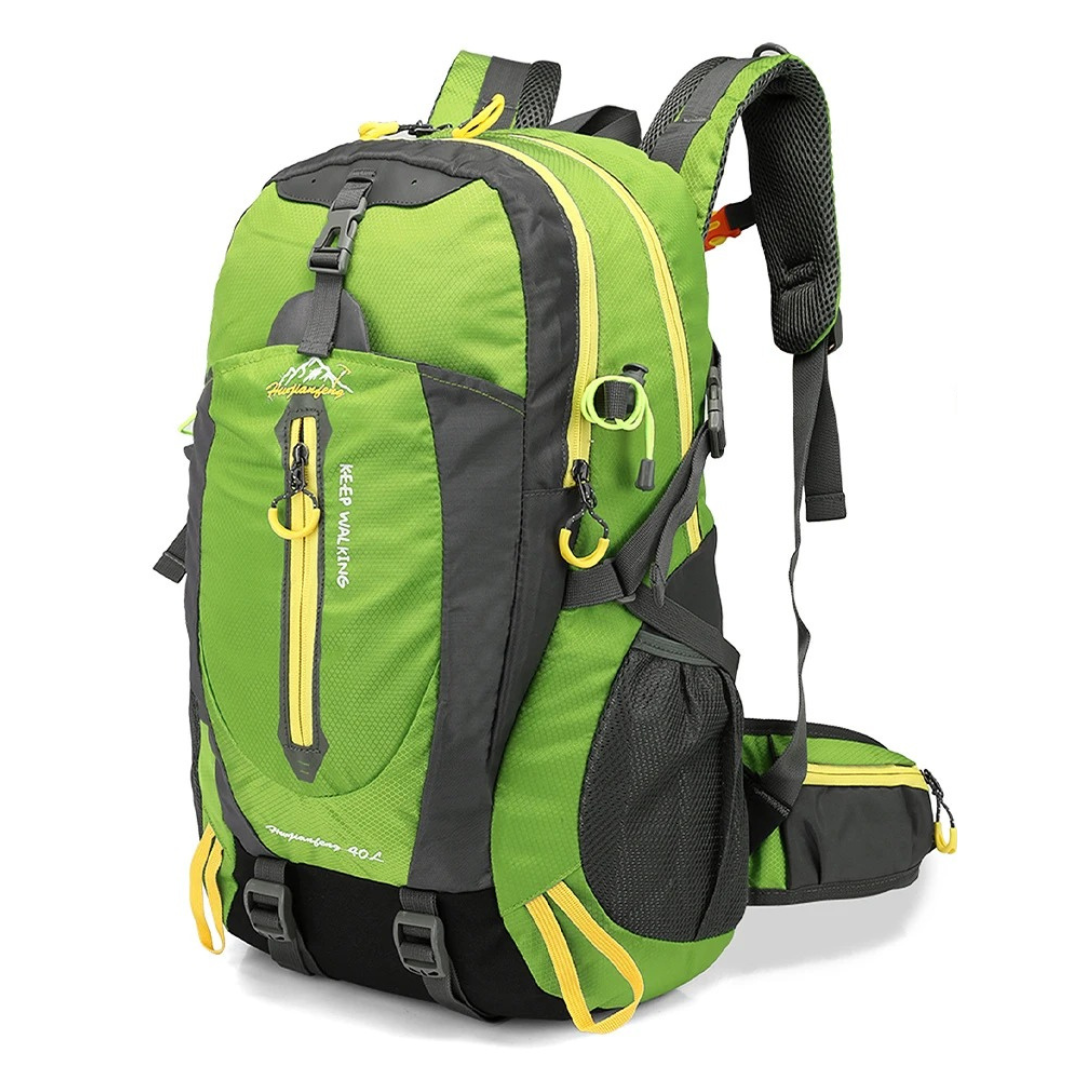 Robust ryggsekk for fjellturer og camping. Vanntett design beskytter utstyret.