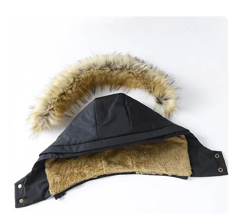 Komfortabel og varm fritidsjakke for menn, perfekt for kalde dager med hette og pelskrage.