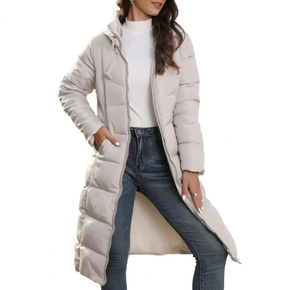 Varm hetteparka for kvinner. Komfortabel vinterjakke, ideell for utendørs bruk på kalde dager.