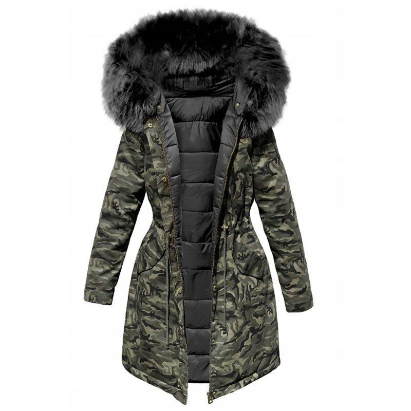 Varm kamuflasje vinterfrakk for kvinner. Stilig parkas med fuskepels og snøring, ideell vintermote.