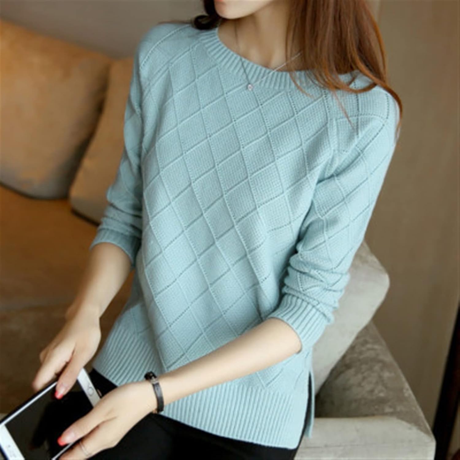 Pent presentert, varm damegenser med rullekrage. Et tidløst og komfortabelt plagg for vintergarderoben.