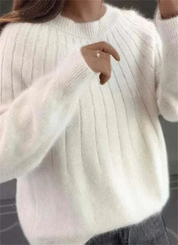 Elegant og varm kvinne strikkegenser med flerfarget mønster. Komfortabel og maskinvaskbar hverdagstopp.