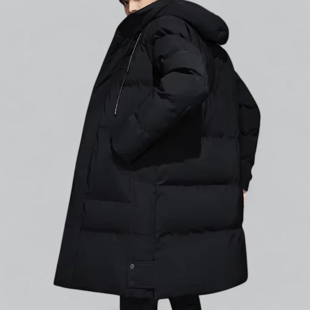 Vannavstøtende og vindtett lang parka for menn. Ideell som varm vinterjakke for utendørsaktiviteter.