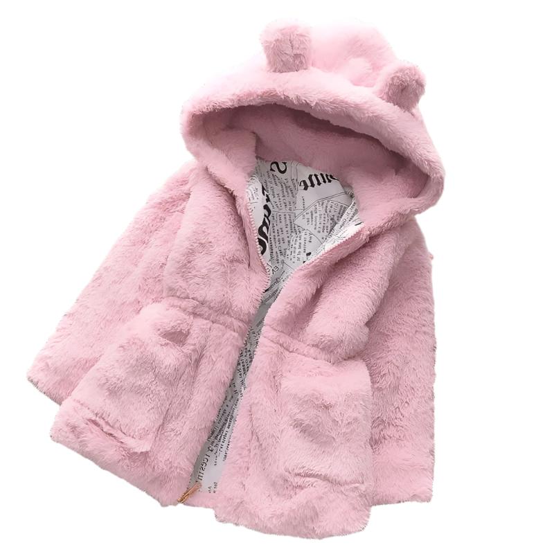 Varm og stilfull fleece vinterjakke for barn med hette, perfekt for kalde vinterdager.