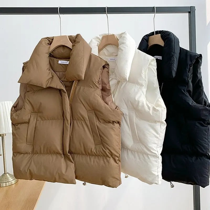 Kvinners polstret vest i marineblått. Varm, ermeløs og casual yttertøy med glidelås.