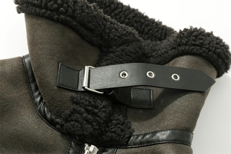 Komfortabel grå damejakke, vendbar til svart. Varm bikerstil, perfekt for vintermånedene.