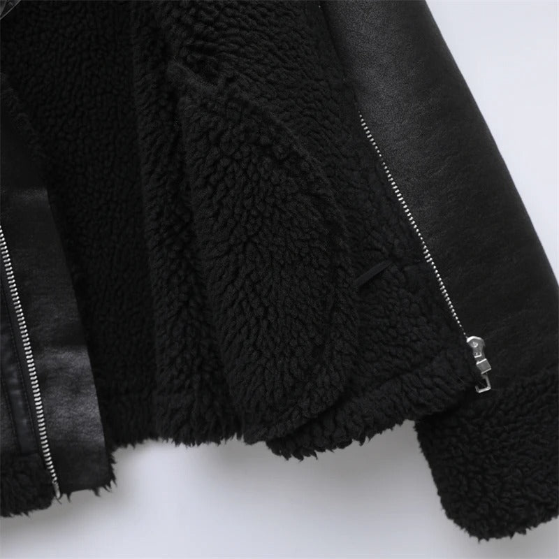 Grå vendbar vinterjakke i bikerstil for kvinner. Komfortabel og moteriktig for kalde dager.