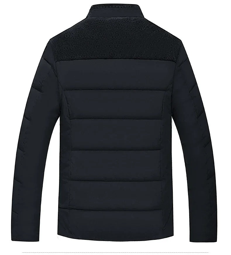 Elegant og robust herre vinterparka i nøytral farge, sett fra siden. Lang ytterjakke som beskytter mot kulde.