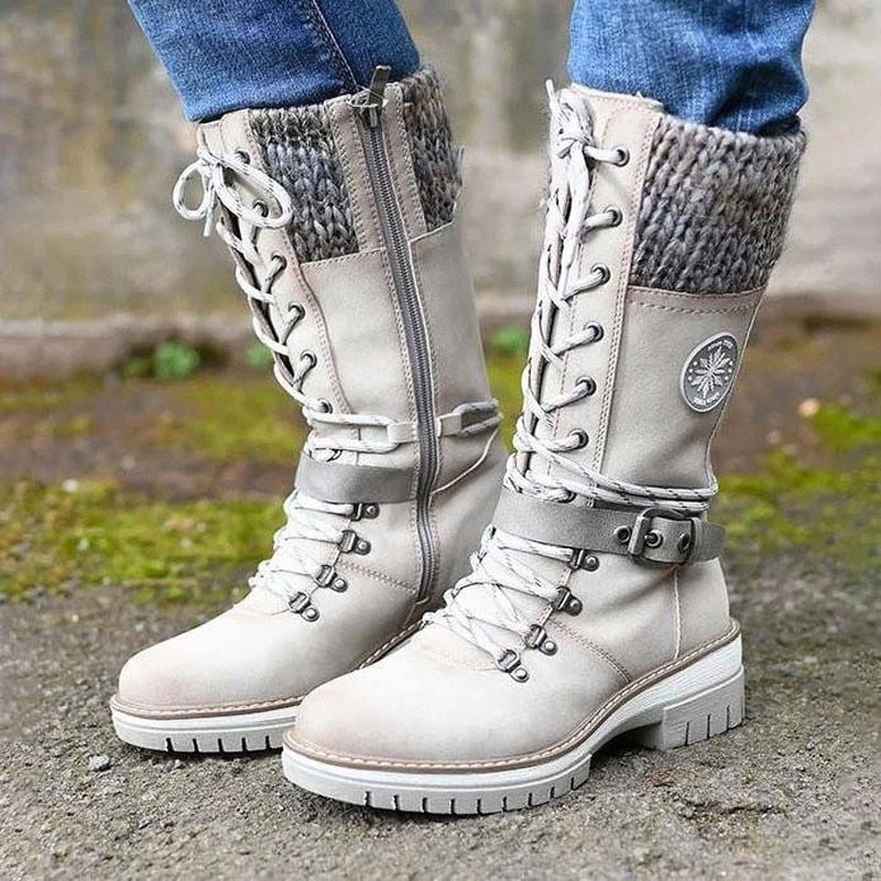Fargerike kvinneboots med varmt fôr, perfekt for kalde dager utendørs.