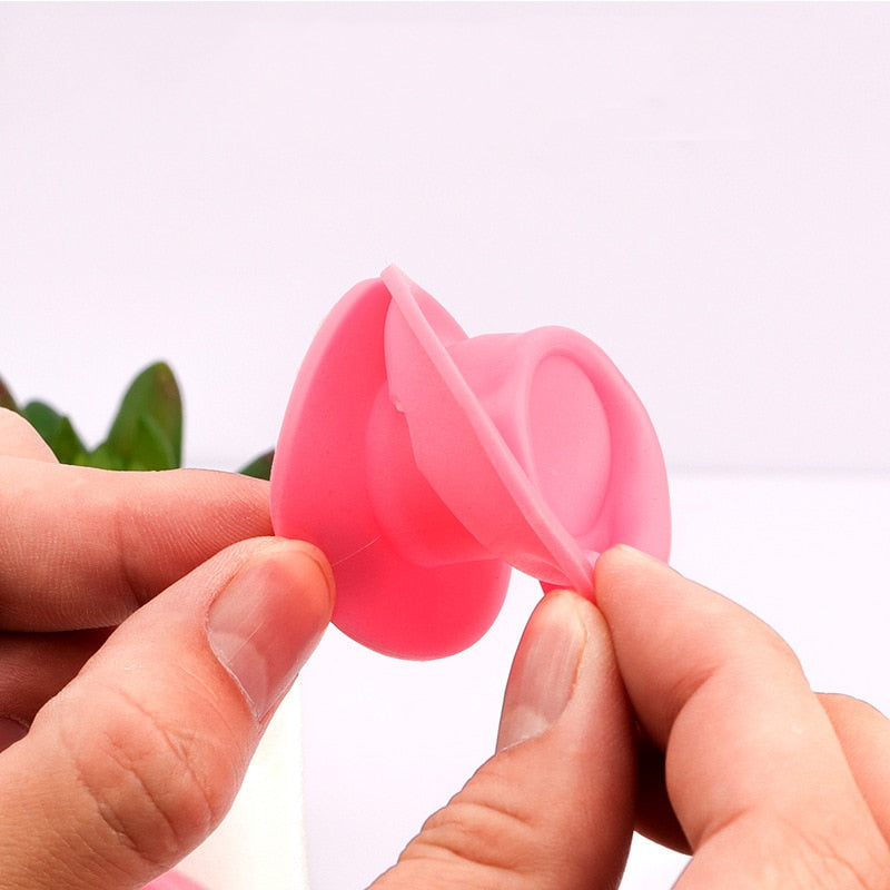 Sett med rosa og blå varmefrie silikonhårkrøller. Skånsom hårstyling for alle hårtyper.