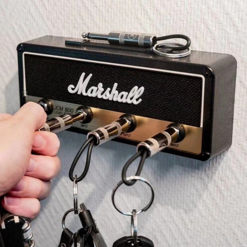 Stilig unisex nøkkelholder formet som en gitarforsterker. Ideell for musikere og interiør som rock.