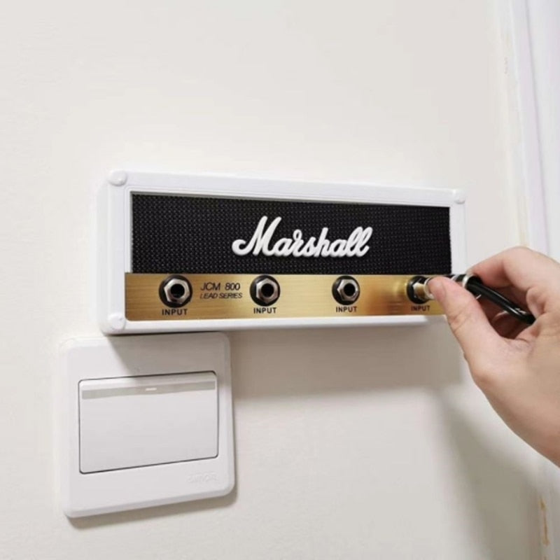 Hold styr på nøklene med denne robuste nøkkelholderen i metall, inspirert av musikkforsterkere.