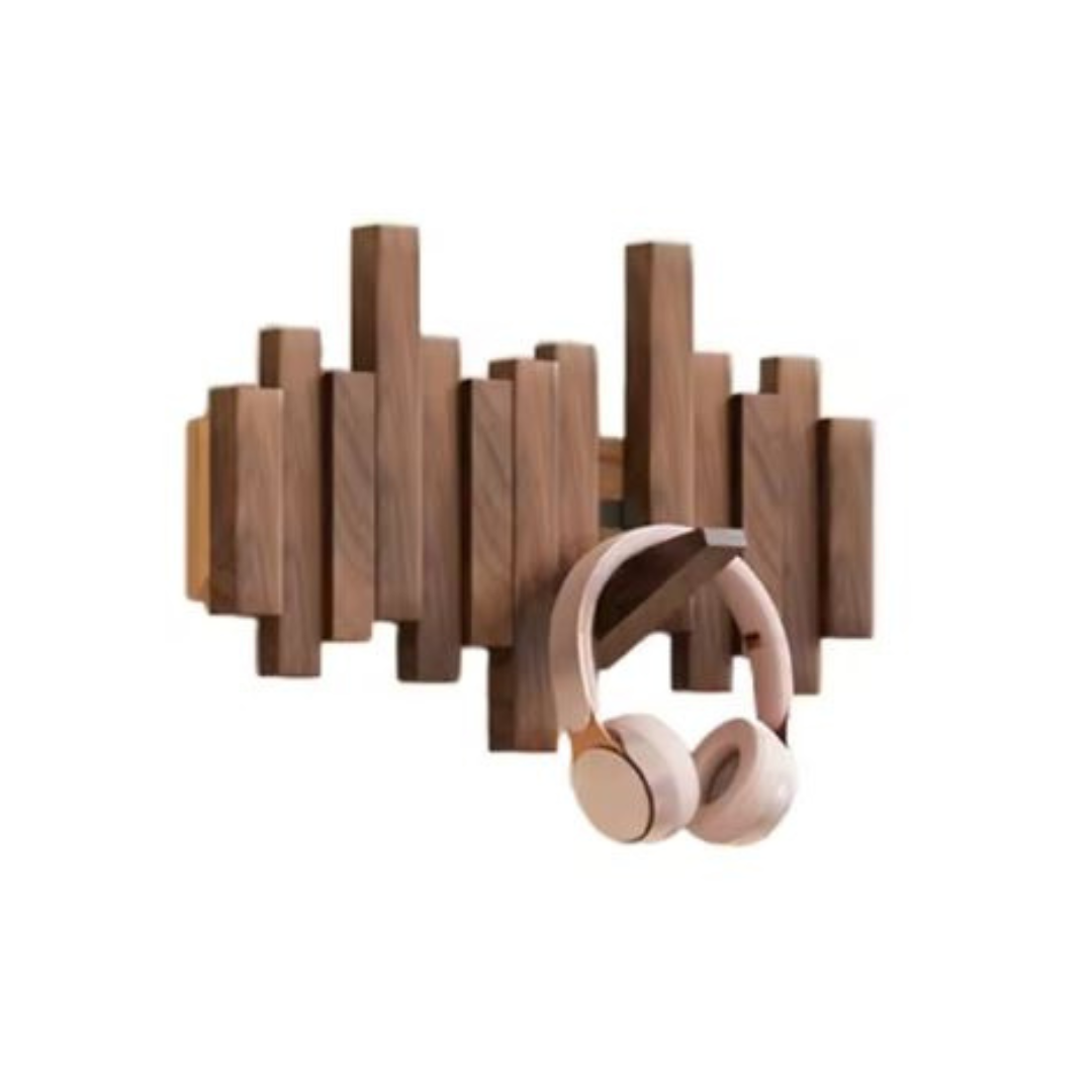 Nordisk inspirert klesstativ for vegg. Funksjonelle kroker som foldes inn sparer plass i gangen, elegant interiør.