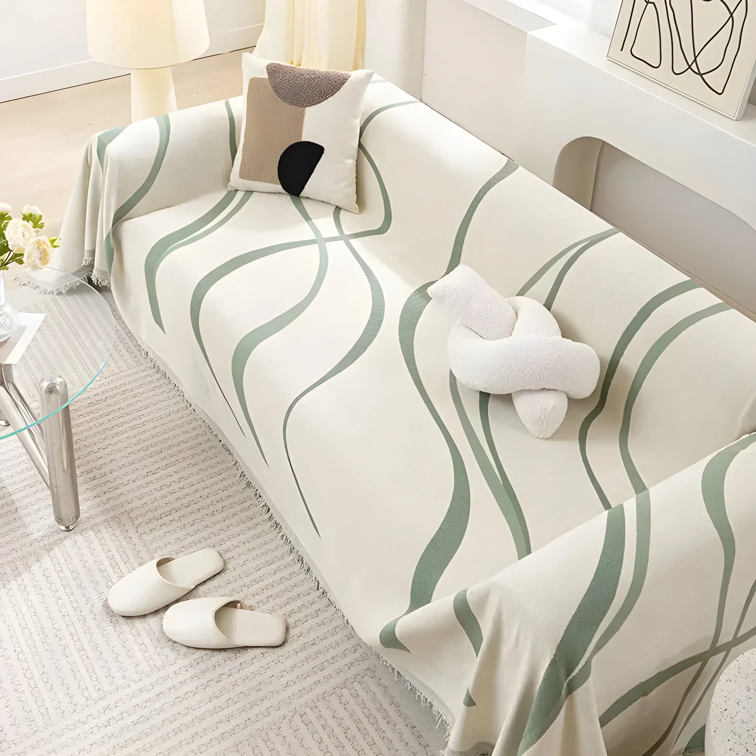 Elegant vendbart sofatrekk på en sofa i stuen, gir møbelbeskyttelse og et friskt interiør.