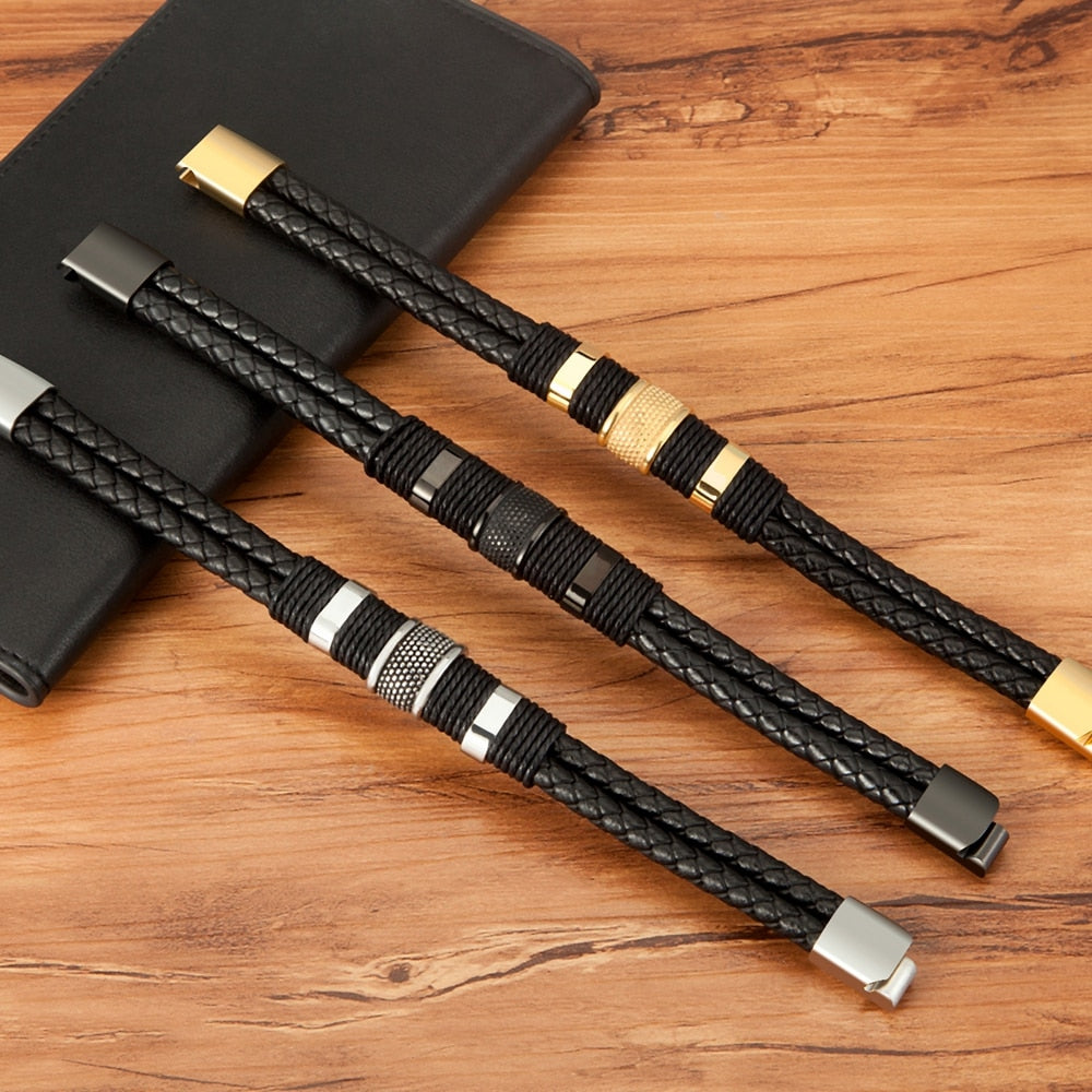 Stilrent unisex armbånd av vevet skinn og robust magnetlås i børstet stål.