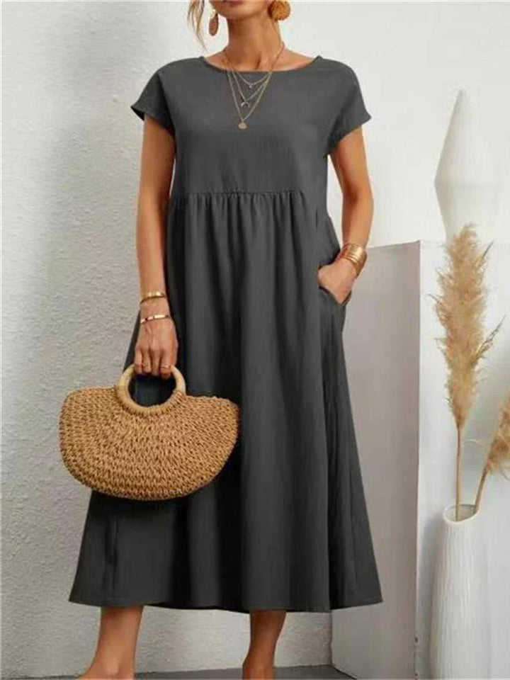 Dame i flatterende vintage bomull O-hals sommerkjole, komfortabel og elegant.