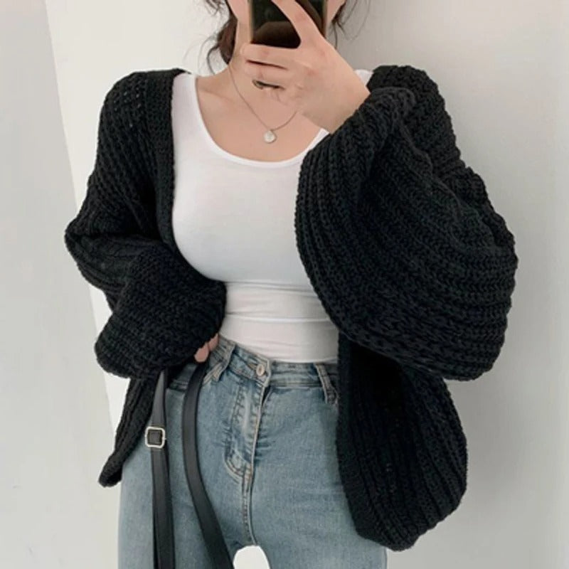 Elegant vintage cardigan i damemote, med lyktermer som gir et unikt retro preg.