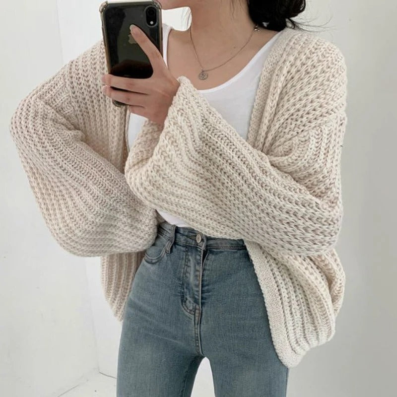 Stilig vintage genser/cardigan for damer. Har vakre lyktermer og en behagelig løs passform.