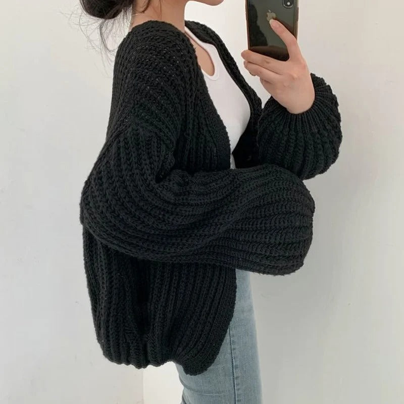 Myk vintageinspirert cardigan for kvinner. Har elegant løs passform og trendy lyktermer.