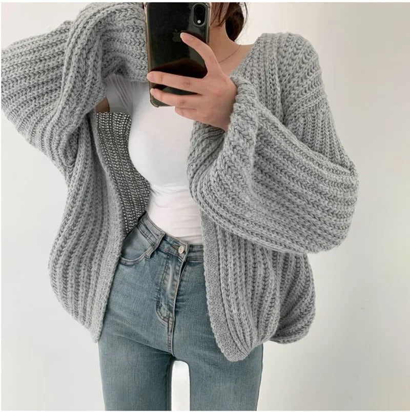 Cardigan med lyktermer for kvinner, designet med en behagelig løs passform og retro utseende.