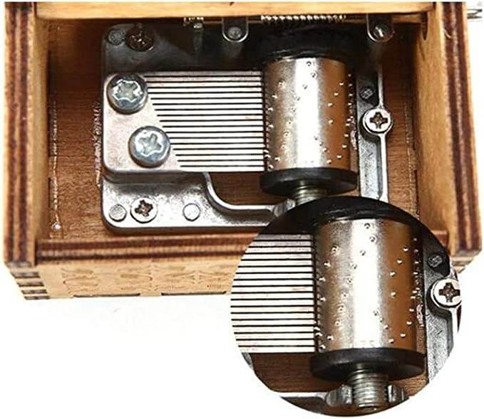 Håndlaget tre musikkboks, vintage stil, med sveiv. Gir nostalgisk musikk og er en fin dekorasjon.