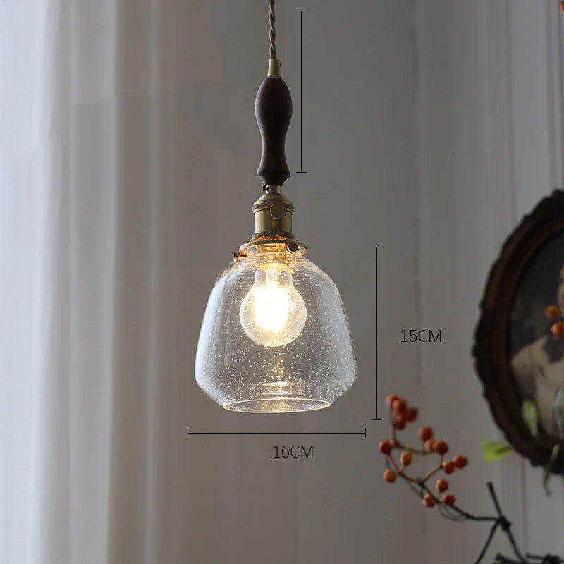 Sjarmerende retro pendellampe, perfekt for koselige kvelder og interiørdesign.