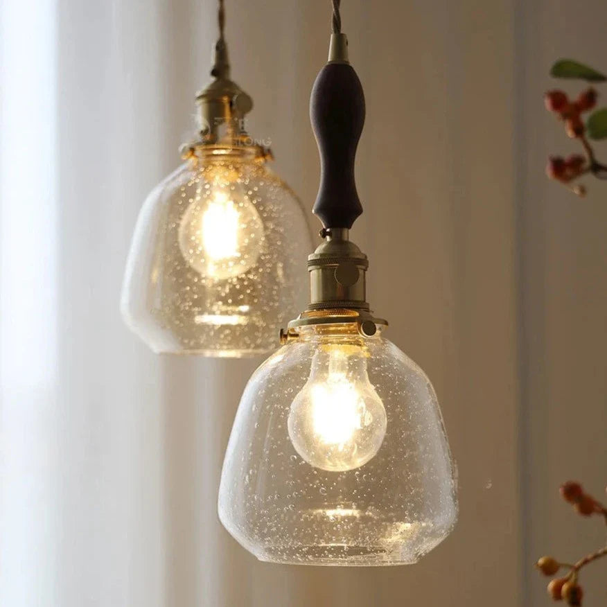 Stemningsfull E27 taklampe for spisestue, skaper varm og innbydende atmosfære.