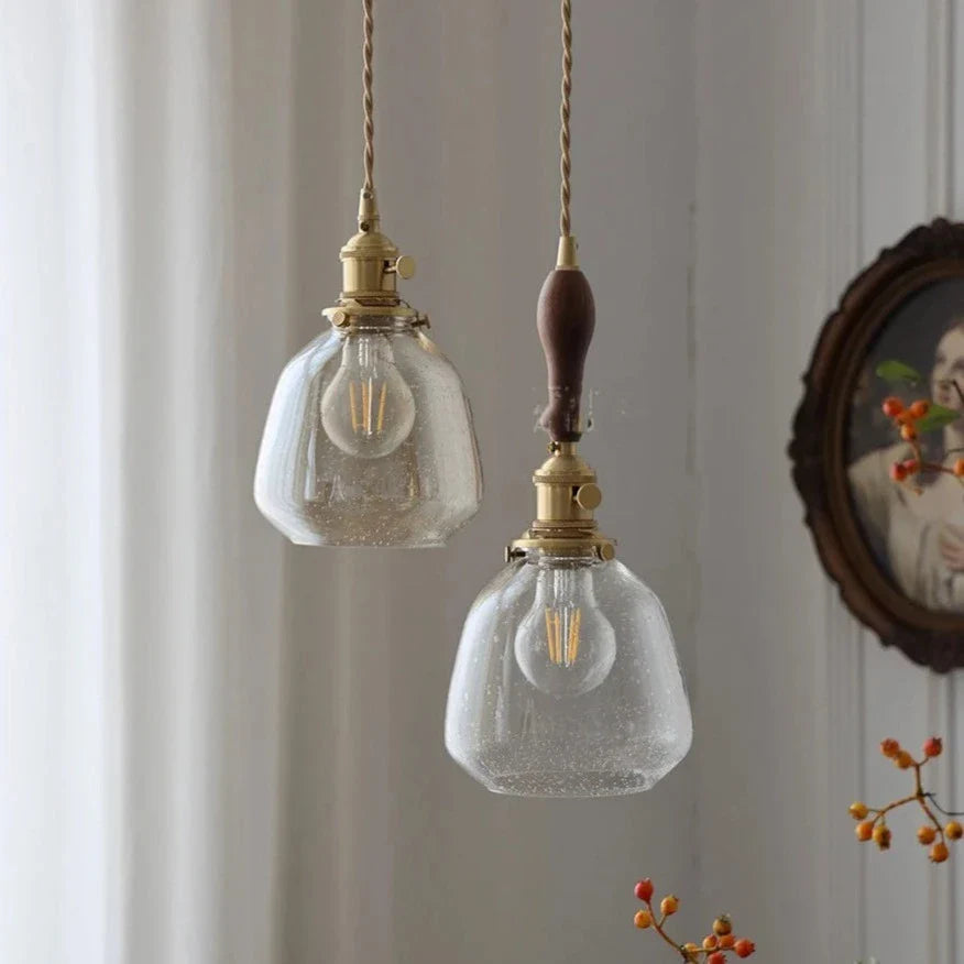 Elegant vintage pendellampe med industriell touch, flott for moderne interiørdesign.