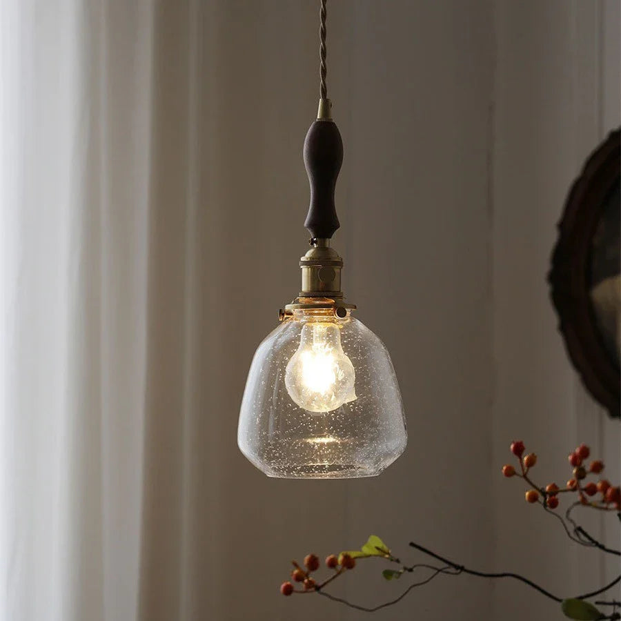 Stilig vintage lampe, perfekt for stue eller kjøkken. Skaper sjarmerende stemningslys.