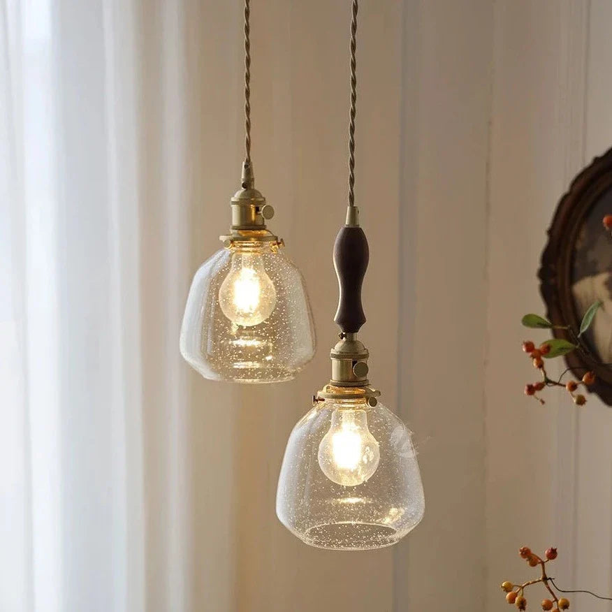 Hengelampe med vintage stil, ideell som stemningslys over bord i spiseområdet.