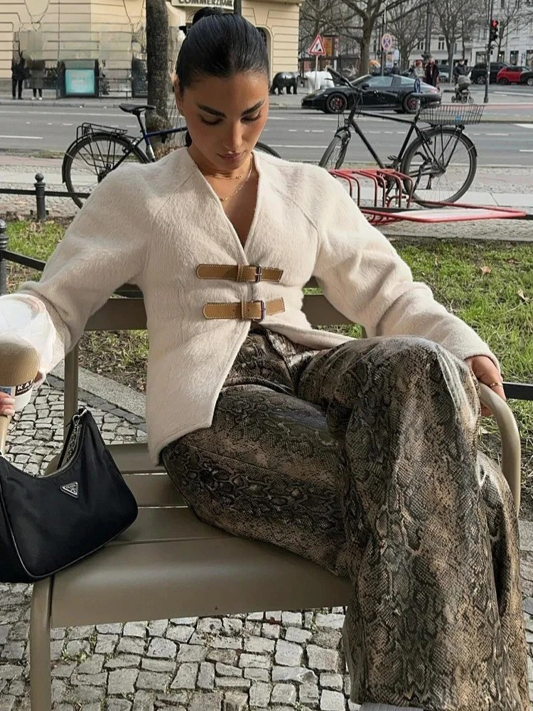Tidløs kvinnejakke med vintage sjarm og varmt stoff, med en flott skinnspenne.