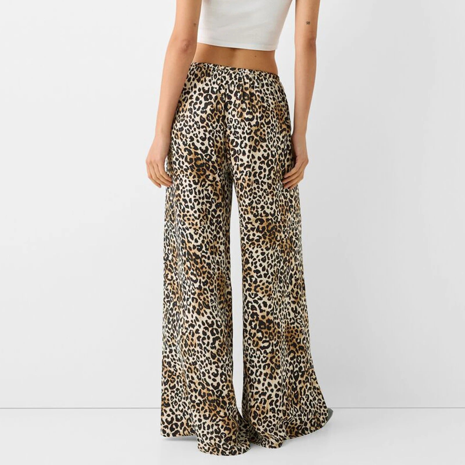 Beige og brune leopardmønstrede damebukser med vide ben. Høy midje gir komfortabel og trendy passform.