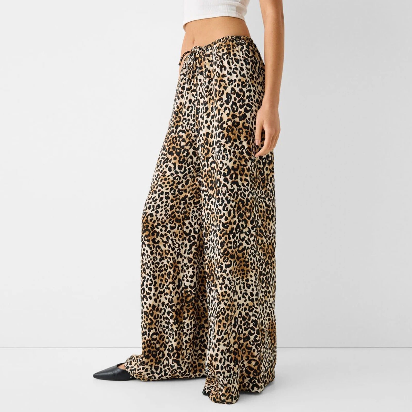 Komfortable vintage leopardbukser med vide ben til dame. Høy midje for en trendy og avslappet hverdagsstil.