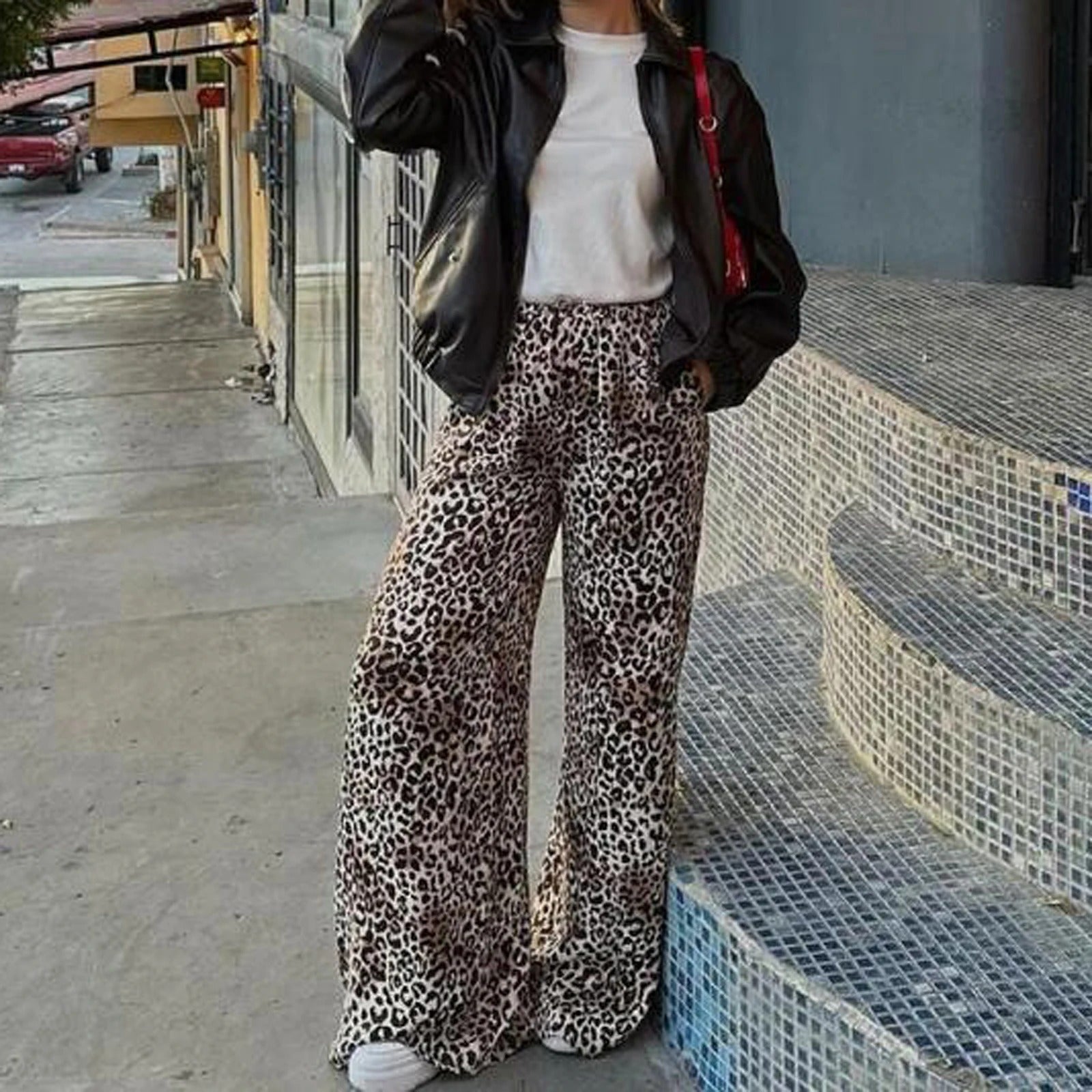 Nærbilde av myke, leopardprint bukser med vide ben til dame. Elegant mønster for en trendy hverdagsstil.