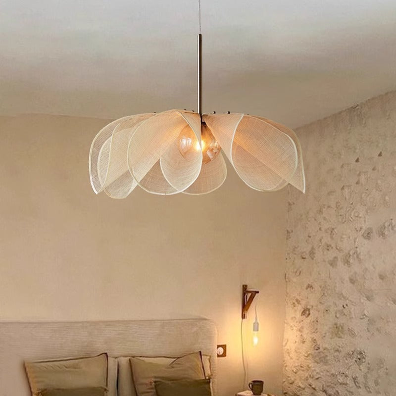 Justerbar rosa hengelampe med vintage design. Perfekt taklampe for spisestue, gir varm og koselig atmosfære.