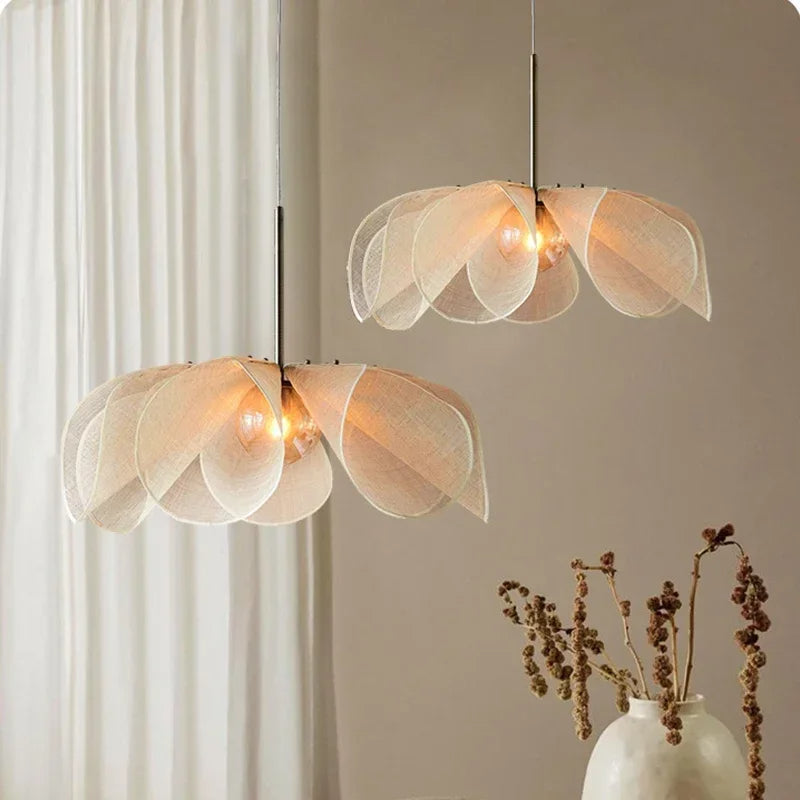 Nærbilde av justerbar rosa vintage taklampe. Den hengende designlampen gir koselig og funksjonelt lys.