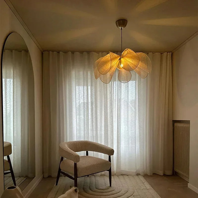 Stilren rosa taklampe, justerbar for spisestue. Vintage design gir hjemmet en koselig og innbydende atmosfære.