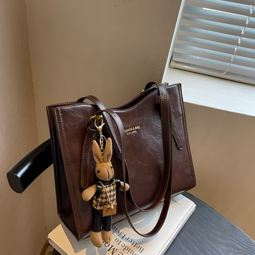 Romslig vintage skinn tote bag; elegant skulderveske for kvinner, ideell for reise og arbeidsbruk.