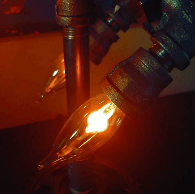Vintage steampunk bordlampe, unik rakettlampe som nattlampe, interiørdetalj.