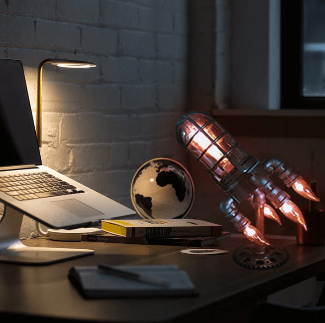 Steampunk-bordlampe, industriell rakettlampe i vintage design for hjemmet.