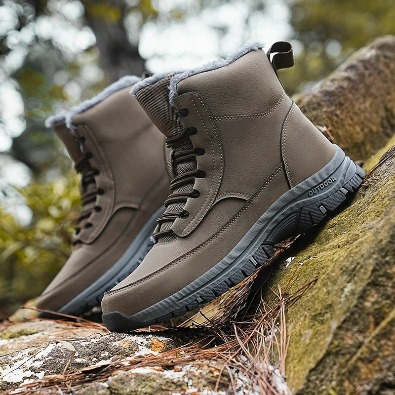 Varme snøstøvler for menn med tykt pelsfôr som holder føttene tørre og varme i snø og slaps.